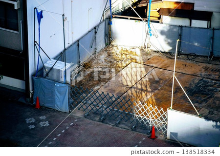 建築工地圍籬和陰影 建築工地圍籬和陰影 138518334