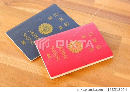 護照-想像一下準備一本護照(10 年期和 5 年期)併計劃出國旅行。 護照-想像一下準備一本護照(10 年期和 5 年期)併計劃出國旅行。 138518954