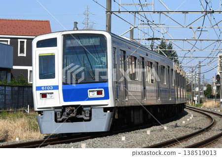 一列西武鐵道 6000 系列列車(一種專用於地面線路的車輛)沿著一段彎曲的線路駛向本川越。 一列西武鐵道 6000 系列列車(一種專用於地面線路的車輛)沿著一段彎曲的線路駛向本川越。 138519013
