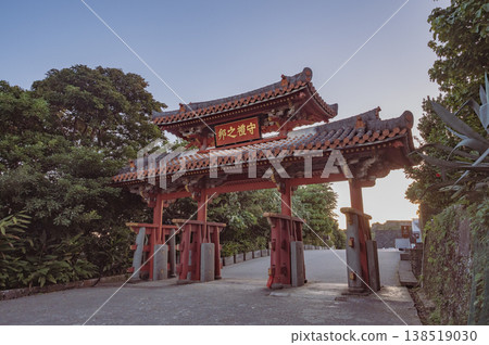 沖繩:清晨的首里城守禮門 沖繩:清晨的首里城守禮門 138519030