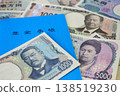 退休金簿和紙幣 138519230