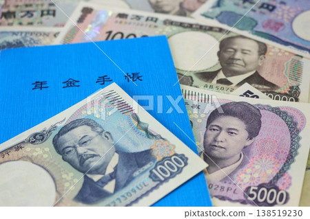 退休金簿和紙幣 退休金簿和紙幣 138519230
