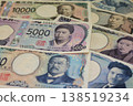新舊鈔票並排展示。 138519234