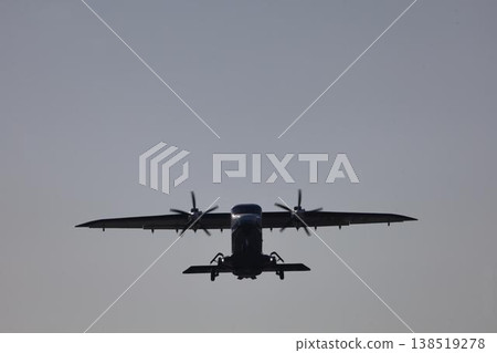 一架小型螺旋槳客機從調布機場起飛。 一架小型螺旋槳客機從調布機場起飛。 138519278