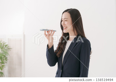 用智能手機輸入聲音的女人 138519494