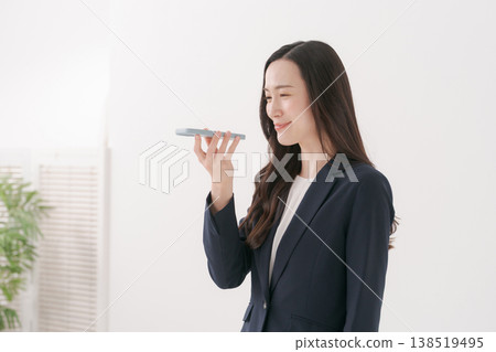 用智能手機輸入聲音的女人 用智能手機輸入聲音的女人 138519495