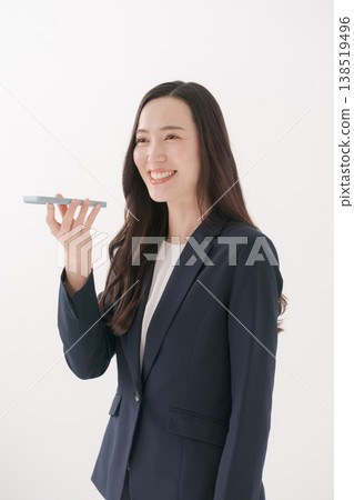 用智能手機輸入聲音的女人 138519496