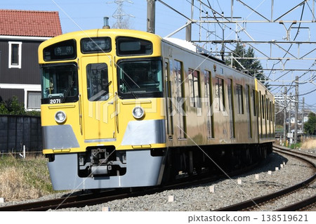 西武鐵道的2000系列新列車沿著彎曲的線路駛向海島。 西武鐵道的2000系列新列車沿著彎曲的線路駛向海島。 138519621