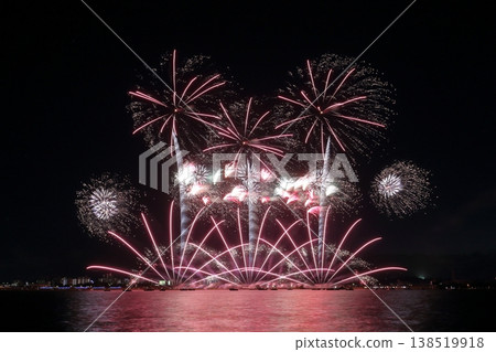 Fireworks sparkling on the waterfront (Kuwana Suigo Fireworks Festival, Kuwana City, Mie Prefecture) Fireworks sparkling on the waterfront (Kuwana Suigo Fireworks Festival, Kuwana City, Mie Prefecture) 138519918
