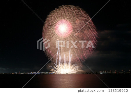 Fireworks sparkling on the waterfront (Kuwana Suigo Fireworks Festival, Kuwana City, Mie Prefecture) Fireworks sparkling on the waterfront (Kuwana Suigo Fireworks Festival, Kuwana City, Mie Prefecture) 138519920