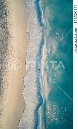 從空中俯瞰,海灘擁有清澈湛藍的海水。 從空中俯瞰,海灘擁有清澈湛藍的海水。 138520131