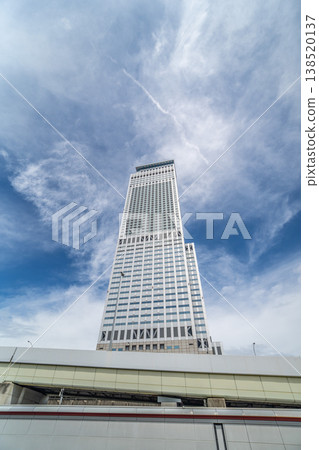 清爽的天空和摩天大樓 138520137