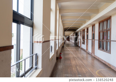 空蕩蕩的小學教學大樓內 空蕩蕩的小學教學大樓內 138520248