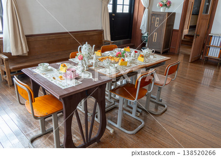 餐廳裡的桌子 餐廳裡的桌子 138520266