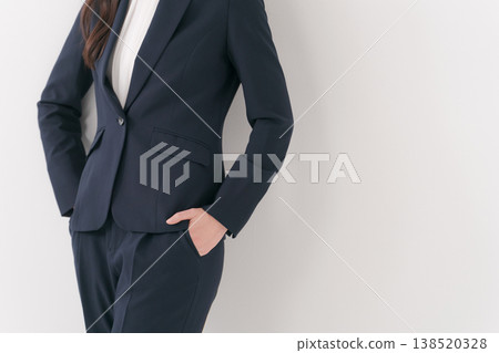 一位倚靠在牆上的女商人 一位倚靠在牆上的女商人 138520328