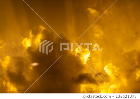 那霸機場上空如火燒般的金黃雲層 那霸機場上空如火燒般的金黃雲層 138521375