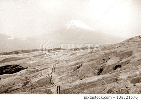 1961年的老照片：從靜岡縣的特國峠眺望富士山 138521570