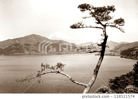 1961年的老照片：從箱根公園看到的蘆之湖和富士山 138521574