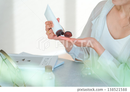 一位女士正在塗抹護膚霜；美麗畫面。 138521588