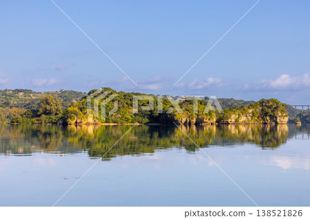 沖繩縣名護市五賀:羽根路瀨戶內海,被沖繩島和矢賀地島環繞;對岸的景色倒映在水面上。 沖繩縣名護市五賀:羽根路瀨戶內海,被沖繩島和矢賀地島環繞;對岸的景色倒映在水面上。 138521826