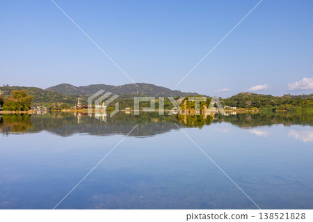 沖繩縣名護市五賀：羽根路瀨戶內海，被沖繩島和矢賀地島環繞；對岸的景色倒映在水面上。 138521828