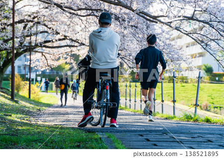 櫻花盛開的自行車道 138521895