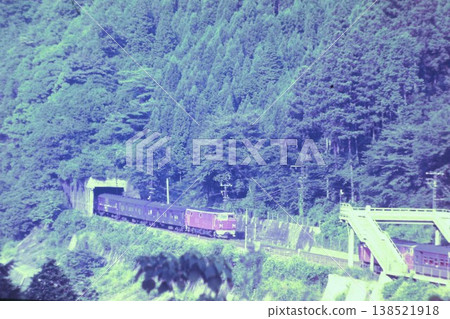 A scene of DD54 trains exchanging at Hozukyo Station on the San'in Main Line (old line). 138521918
