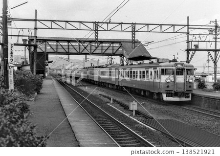 Downbound express train Ginnan No. 4 passing through Hizen-Asahi Station on the Kagoshima Main Line / Hakata to Kumamoto 138521921