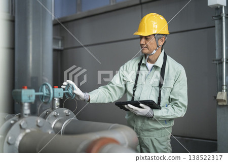 一位經驗豐富的工人正在檢查建築設備：側面視角 138522317