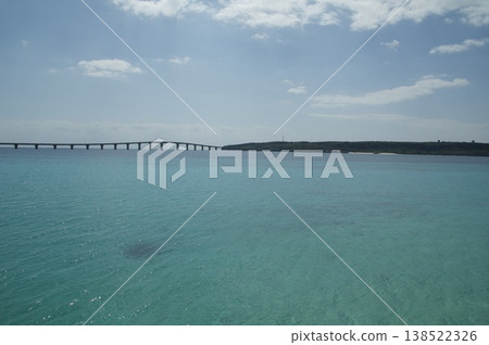 從與那霸前濱海灘眺望久里馬島 從與那霸前濱海灘眺望久里馬島 138522326