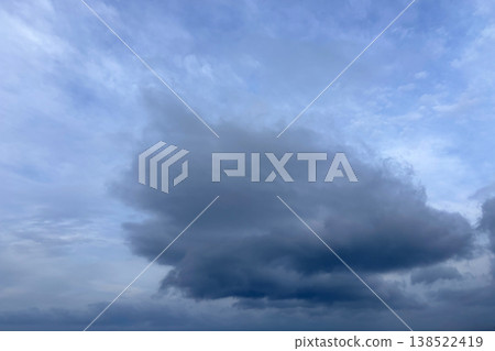 厚厚的雲層籠罩著蔚藍的天空,晨曦依然在天空中閃耀。 厚厚的雲層籠罩著蔚藍的天空,晨曦依然在天空中閃耀。 138522419