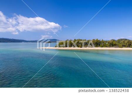 從沖繩縣名護市矢賀町矢賀地橋上可以眺望到羽路瀨戶內海碧藍的大海。 從沖繩縣名護市矢賀町矢賀地橋上可以眺望到羽路瀨戶內海碧藍的大海。 138522438