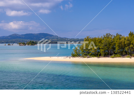 從沖繩縣名護市矢賀町矢賀地橋上可以眺望到羽路瀨戶內海碧藍的大海。 138522441