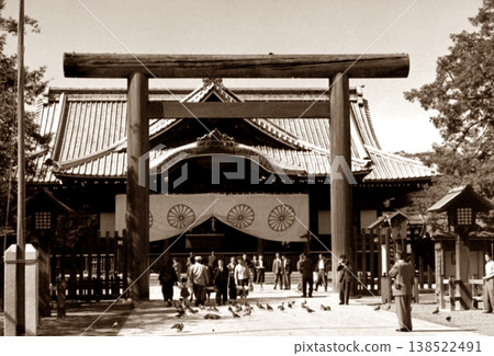 1962 年東京老照片:靖國神社的正門(鳥居)與參拜殿。 1962 年東京老照片:靖國神社的正門(鳥居)與參拜殿。 138522491