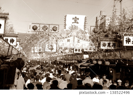 1962年的老照片，東京淺草仲見世商店街的新年場景 138522496