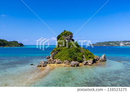 Kaeru Island and Kouri Blue Sea seen from Kouri Bridge in Sumide, Nago City, Okinawa Prefecture 138523275