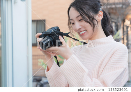 一張在復古風格陽台上拍攝的母女親密合影。 一張在復古風格陽台上拍攝的母女親密合影。 138523691