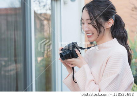 一張在復古風格陽台上拍攝的母女親密合影。 一張在復古風格陽台上拍攝的母女親密合影。 138523698
