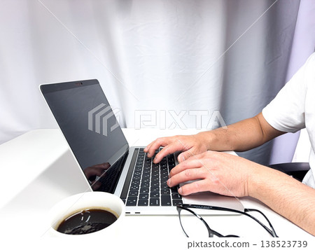 一位30多歲、在家工作的男子 一位30多歲、在家工作的男子 138523739