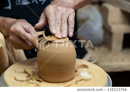 Scenes from the pottery making process of Okinawan Yachimun pottery Scenes from the pottery making process of Okinawan Yachimun pottery 138523766