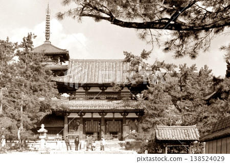 1962年的老照片，奈良法隆寺的內門和五重塔。 138524029