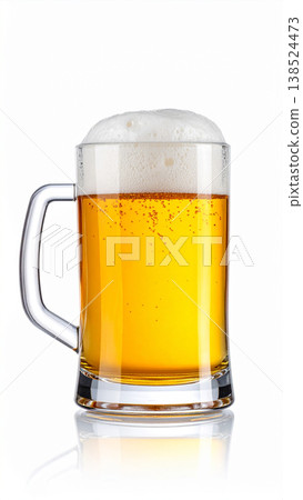 一杯冰啤酒，上面有看起來很美味的泡沫（白色背景） 138524473