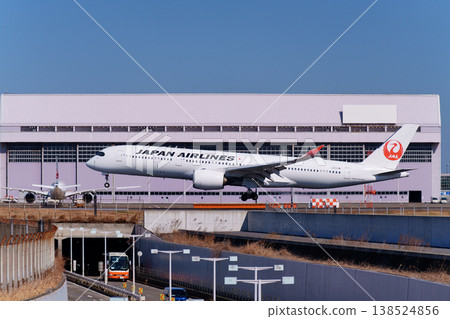 一架客機正接近羽田機場A跑道。 一架客機正接近羽田機場A跑道。 138524856