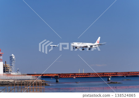 一架客機正接近羽田機場A跑道。 138524865