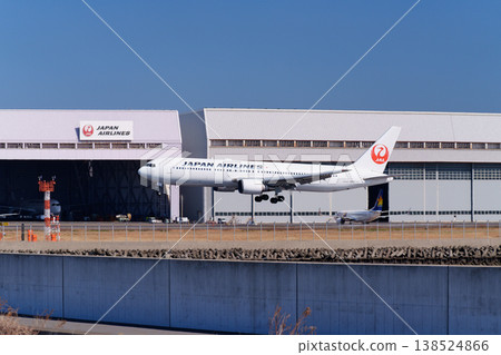 一架客機正接近羽田機場A跑道。 138524866