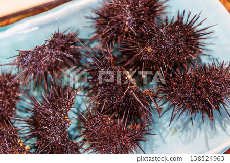 紫色海膽的殼,裡面的肉已被取出。 紫色海膽的殼,裡面的肉已被取出。 138524963