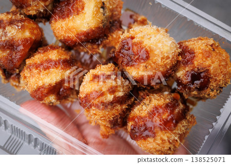 I bought fried takoyaki and opened the lid. I bought fried takoyaki and opened the lid. 138525071