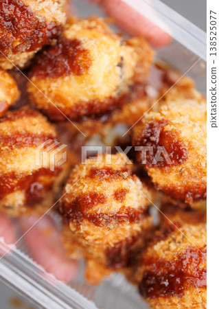 I bought fried takoyaki and opened the lid. I bought fried takoyaki and opened the lid. 138525077