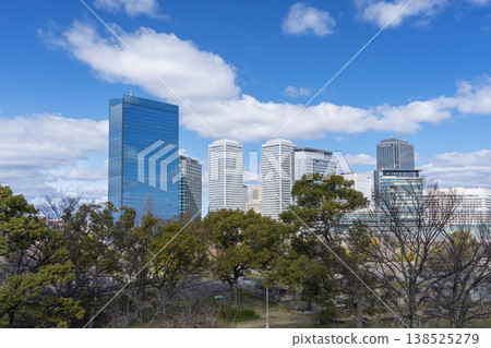 櫻花盛開時從大阪城公園看到的 OBP 櫻花盛開時從大阪城公園看到的 OBP 138525279