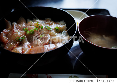在當地超市附餐廳吃到的什錦醃菜飯(青森郡) 在當地超市附餐廳吃到的什錦醃菜飯(青森郡) 138525378